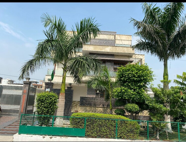 Garden, rwa-apartments-sector-122 6+ Bedroom 450 Sq.Mt. Independent House In Sector 122 Noida 9034316