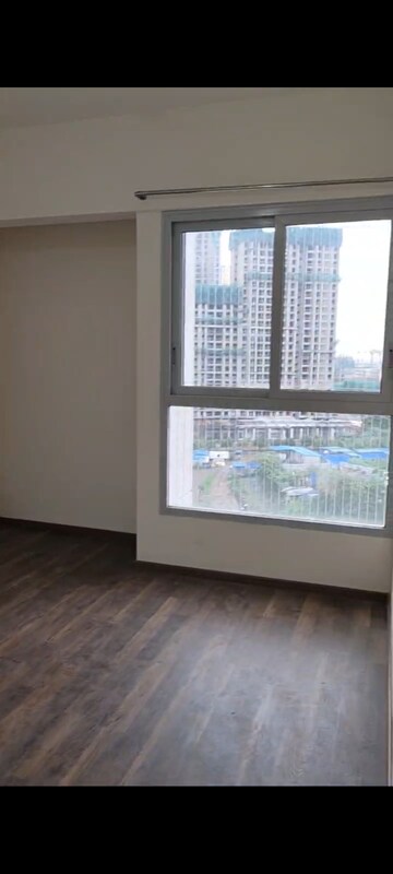 Room in 2 BHK Apartment at Piramal Vaikunth, Balkum Pada – for Rent