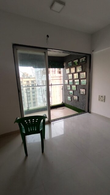 Room in 2 BHK Apartment at Lotus Lotus Link Square, Malad West – for Rent