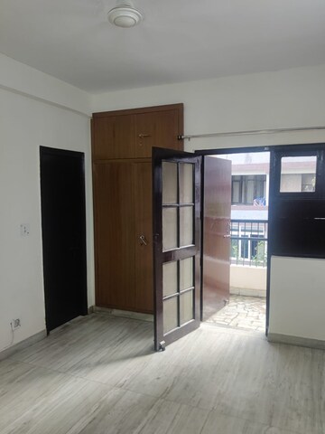 Room in 3 BHK Apartment at Sector 4 Dwarka – for Rent