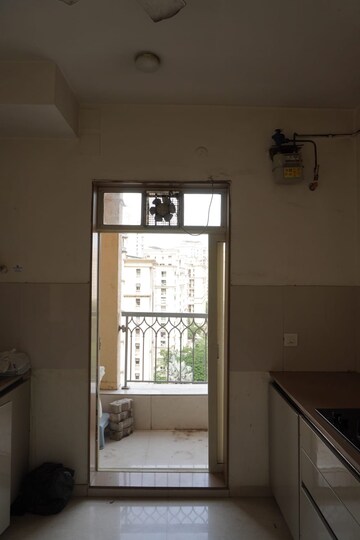 Room in 3 BHK Apartment at Ghodbunder Road – for Rent