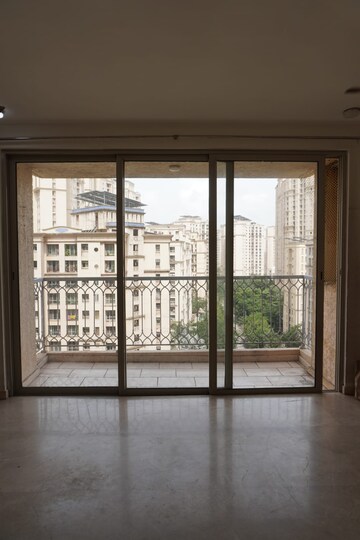 Room in 3 BHK Apartment at Ghodbunder Road – for Rent