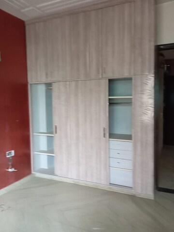 Room in 2 BHK Apartment at Panchsheel Greens, Sector 16 Greater Noida – for Rent