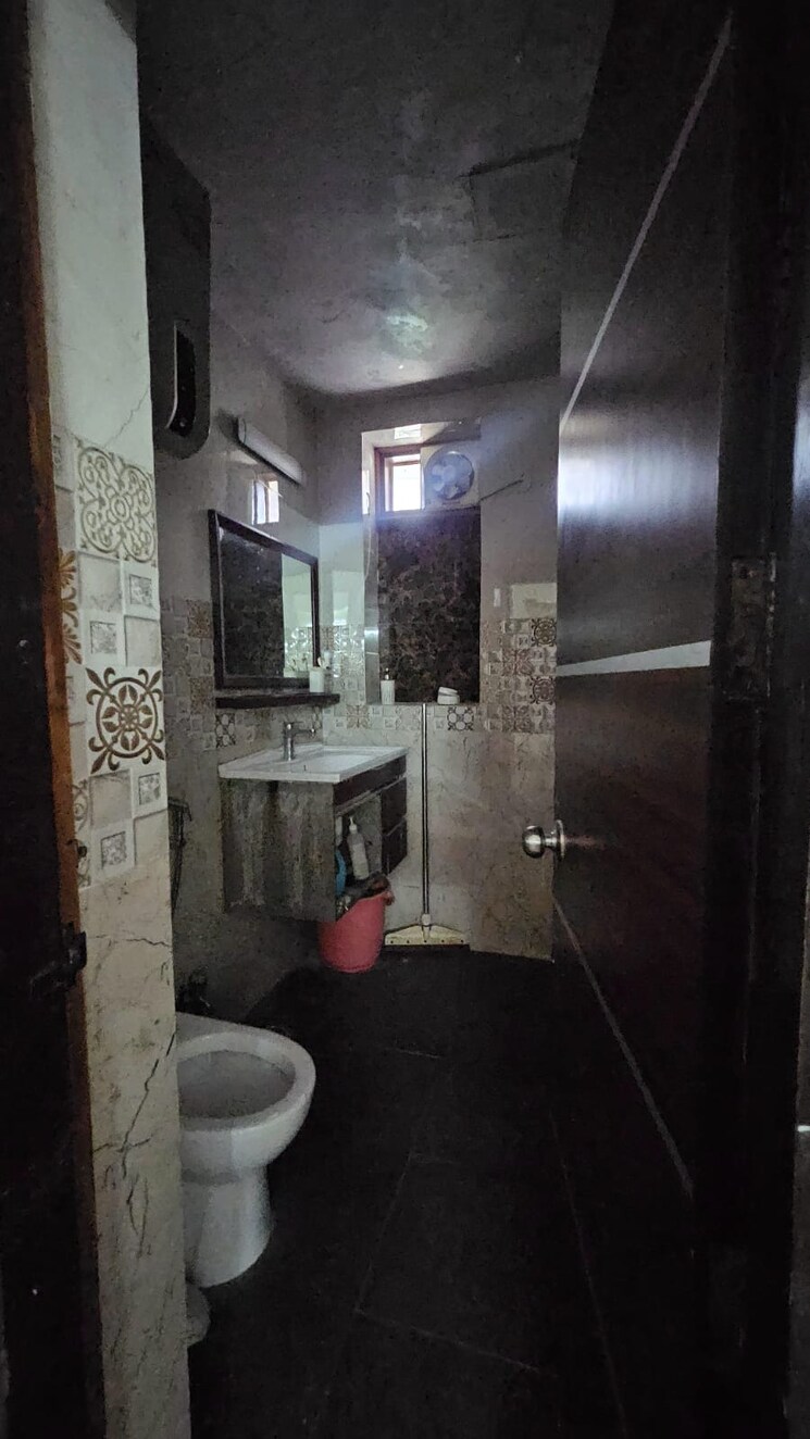 Bathroom, sector 10 dwarka 3 Bedroom 1500 Sq.Ft. Apartment In Sector 10 Dwarka Delhi 9034961