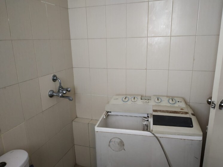 Bathroom, puri-pratham 3 Bedroom 914 Sq.Ft. Apartment In Sector 84 Faridabad 9034976