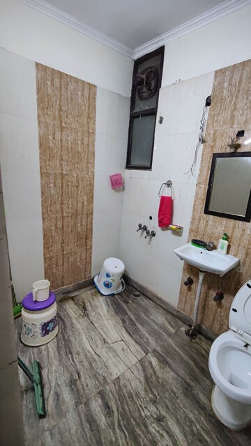 Bathroom in 2.5 BHK Builder Floor at Green Fields Colony – for Rent