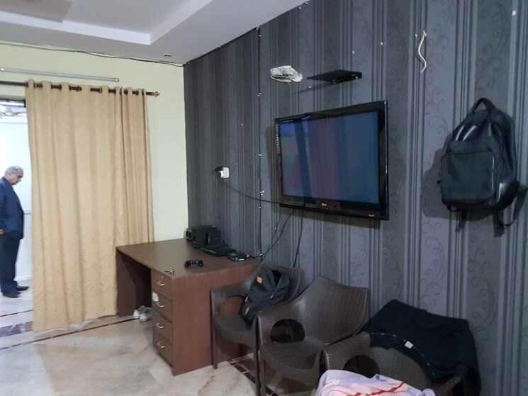 Living Room, rajouri garden 3 Bedroom 200 Sq.Yd. Builder Floor In Rajouri Garden Delhi 9035053