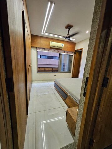 Room in 3 BHK Apartment at Vastrapur – for Rent