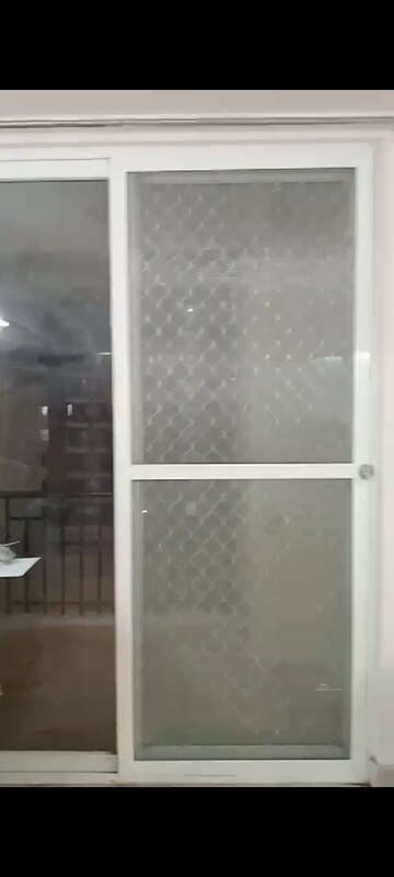 Room in 2 BHK Apartment at Amrapali Golf Homes, Sector 4 Greater Noida – for Rent