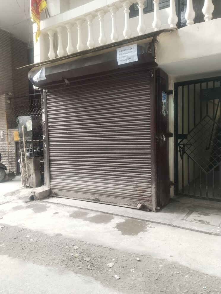 Room, esteem-complex Commercial Shop 150 Sq.Ft. In Savitri Nagar Delhi 9035157