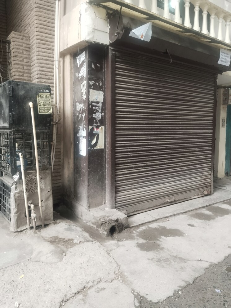  Parking, esteem-complex Commercial Shop 150 Sq.Ft. In Savitri Nagar Delhi 9035157