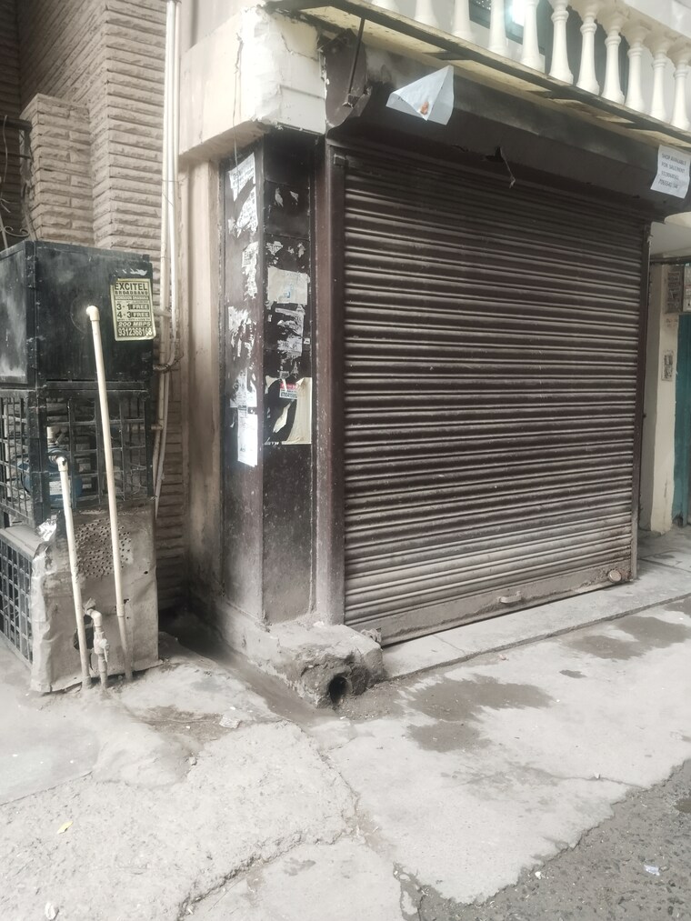  Parking, esteem-complex Commercial Shop 150 Sq.Ft. In Savitri Nagar Delhi 9035157
