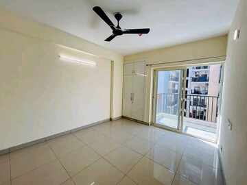 Room in 2 BHK Apartment at Panchsheel Greens II, Sector 16 Greater Noida – for Rent