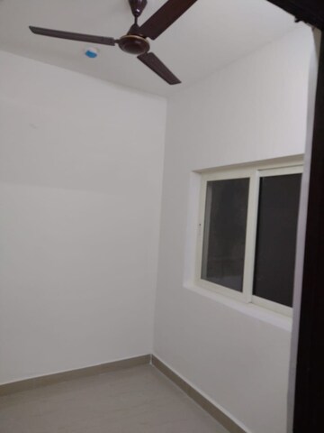 Room in 2.5 BHK Apartment at Nimbus Express Park View - II, Chi V Greater Noida – for Rent