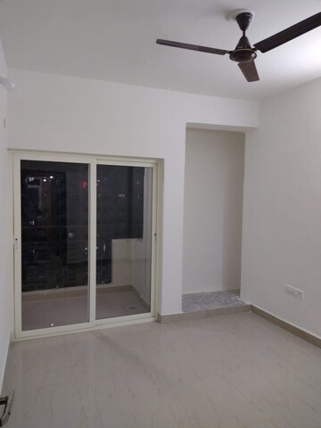 Room in 2.5 BHK Apartment at Nimbus Express Park View - II, Chi V Greater Noida – for Rent