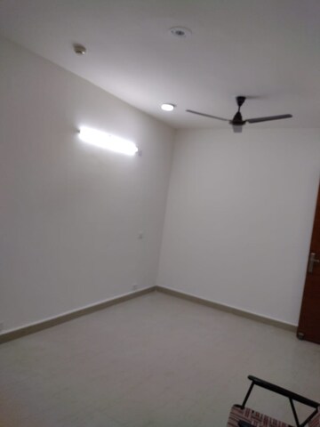 Room in 2.5 BHK Apartment at Nimbus Express Park View - II, Chi V Greater Noida – for Rent