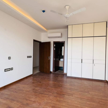 Room in 3 BHK Apartment at Transcon Triumph Tower, Veera Desai Industrial Estate – for Sale