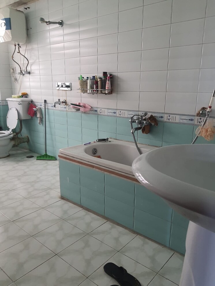 Bathroom, sanjauli 6+ Bedroom 3500 Sq.Ft. Independent House In Sanjauli Shimla 9036165