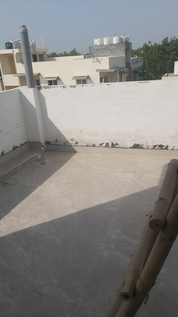 Bathroom in 1.5 BHK Builder Floor at Mayur Vihar – for Rent