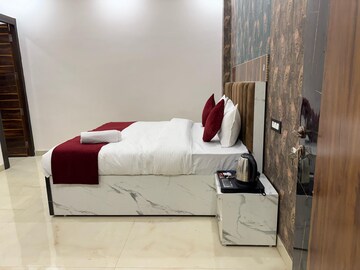 Bathroom in 6+ BHK Villa at Gomti Nagar – for Rent