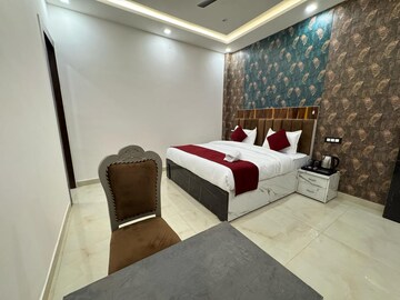 Team Area in 6+ BHK Villa at Gomti Nagar – for Rent