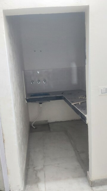 Room in 2.5 BHK Builder Floor at Mayur Vihar – for Rent