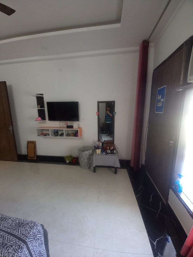  Parking, sector 45 1 RK 300 Sq.Ft. Builder Floor In Sector 45 Gurgaon 9036222