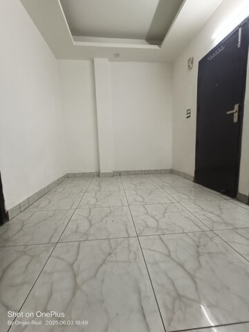 Room in 2 BHK Builder Floor at Sushant Vyapaar Kendra, Sector 43 – for Rent