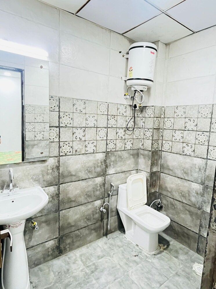 Bathroom, sushant-vyapaar-kendra 1 RK 350 Sq.Ft. Builder Floor In Sector 43 Gurgaon 9036223