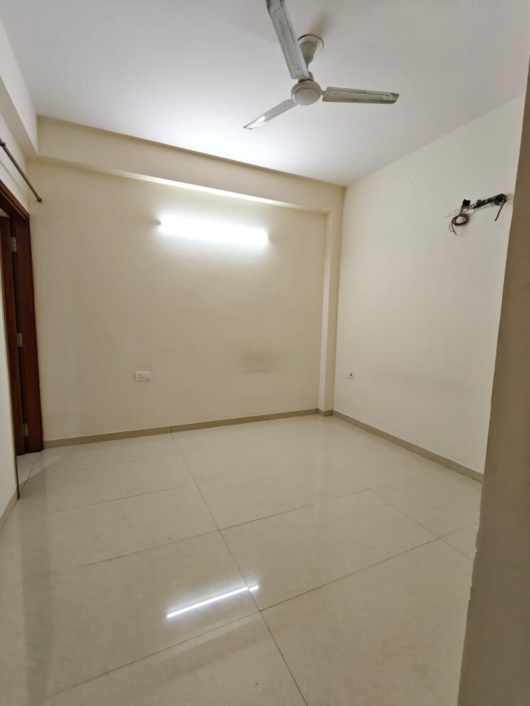Room, sector 107 3 Bedroom 1400 Sq.Ft. Builder Floor In Sector 107 Noida 9036254