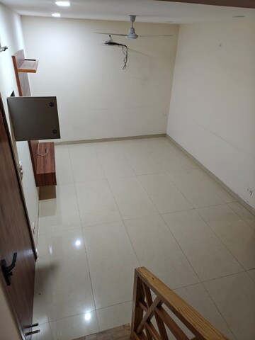 Room in 3 BHK Builder Floor at Sector 107 – for Rent