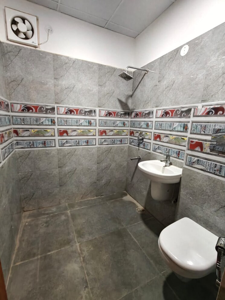 Attached Bathroom, sector 107 3 Bedroom 1400 Sq.Ft. Builder Floor In Sector 107 Noida 9036254