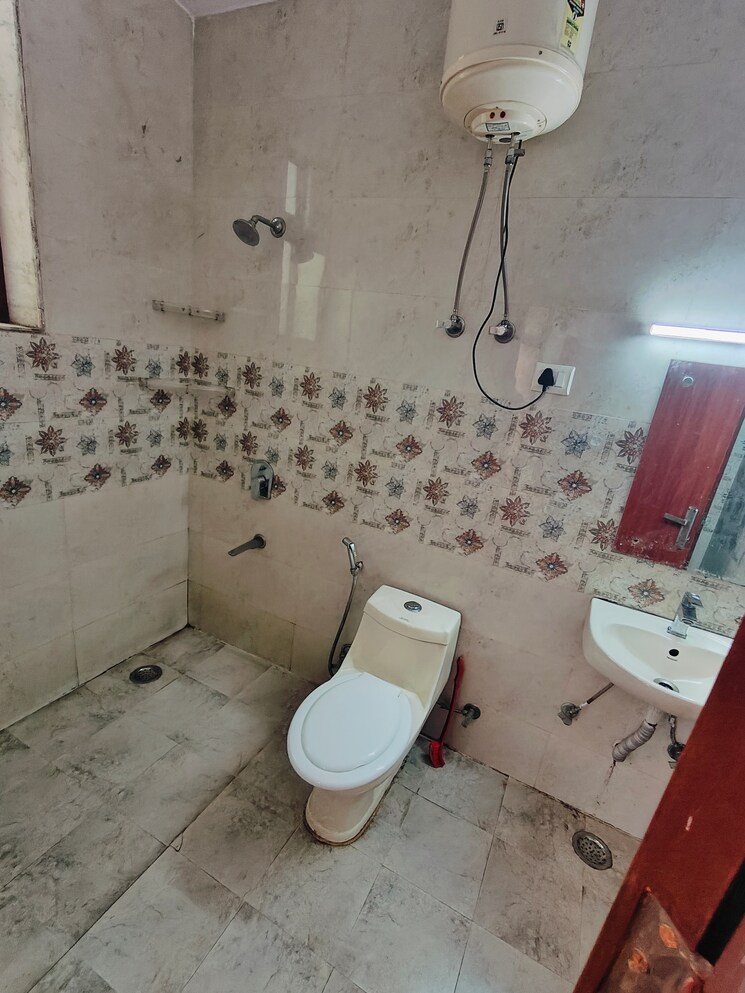 Bathroom, vipul-square 1 Bedroom 650 Sq.Ft. Builder Floor In Sushant Lok I Gurgaon 9036409