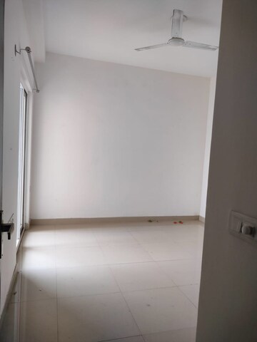 Room in 3.5 BHK Apartment at Gaur City 2 - 11th Avenue, Sector 16c Greater Noida – for Rent