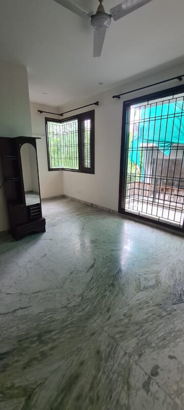 Room in 3 BHK Builder Floor at Sector 43 – for Rent