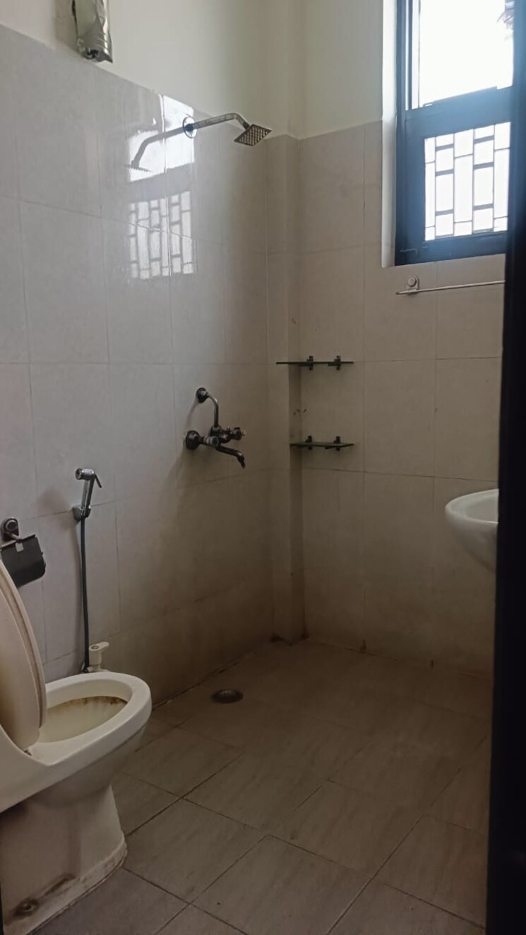 Attached Bathroom, sector 30 2 Bedroom 1150 Sq.Ft. Builder Floor In Sector 30 Noida 9036536