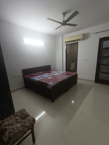 Bedroom in 2 BHK Builder Floor at Sector 40 – for Rent