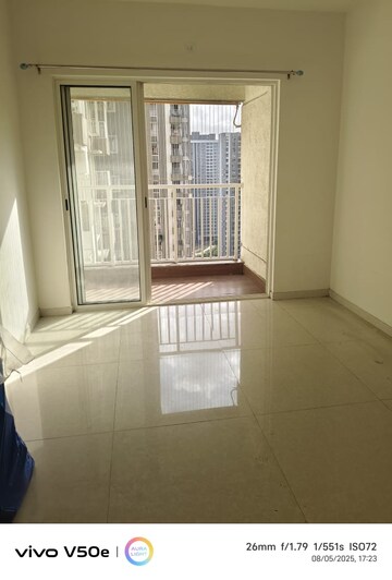 Room in 2 BHK Apartment at Lodha Amara, Kolshet Road – for Rent