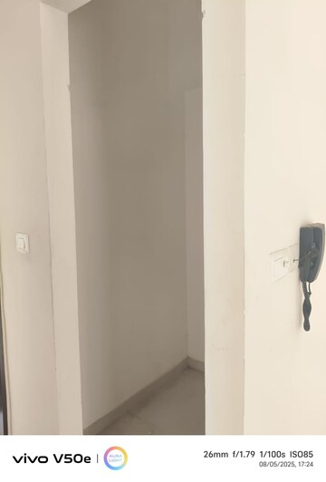 Room in 2 BHK Apartment at Lodha Amara, Kolshet Road – for Rent