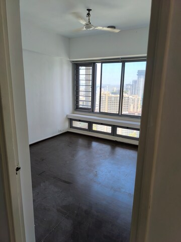 Room in 2.5 BHK Apartment at Imperial Heights Goregaon West, Goregaon West – for Sale