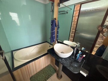 Team Area in 1 BHK Apartment at Four Bunglows – for Rent