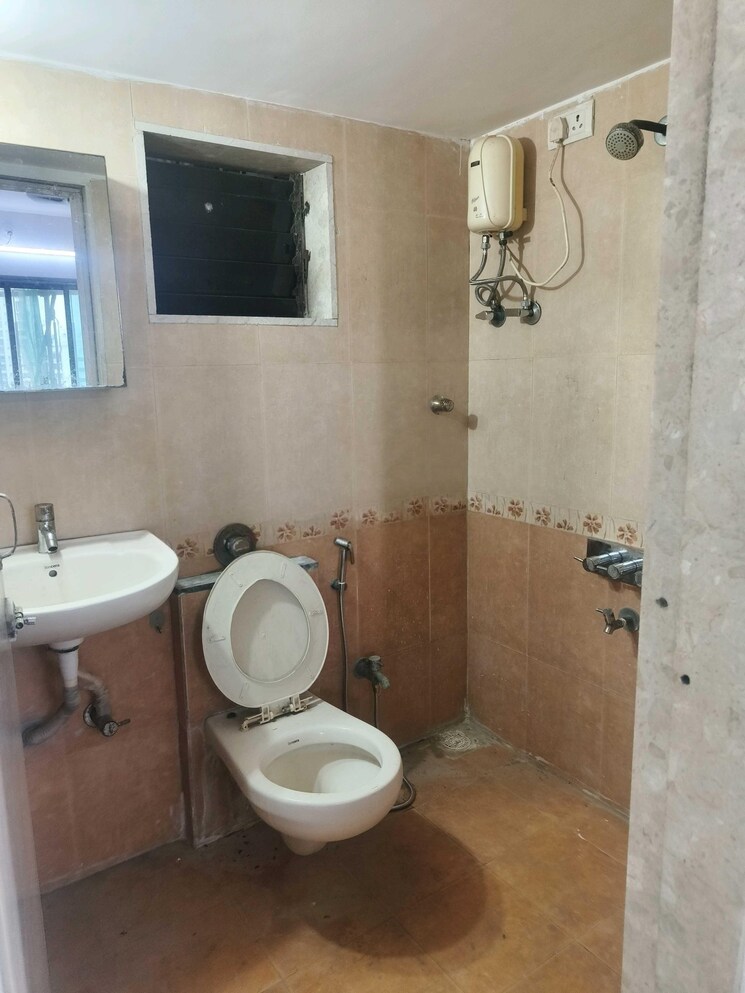Bathroom, seven-bungalow 1 Bedroom 450 Sq.Ft. Apartment In Andheri West Mumbai 9036663