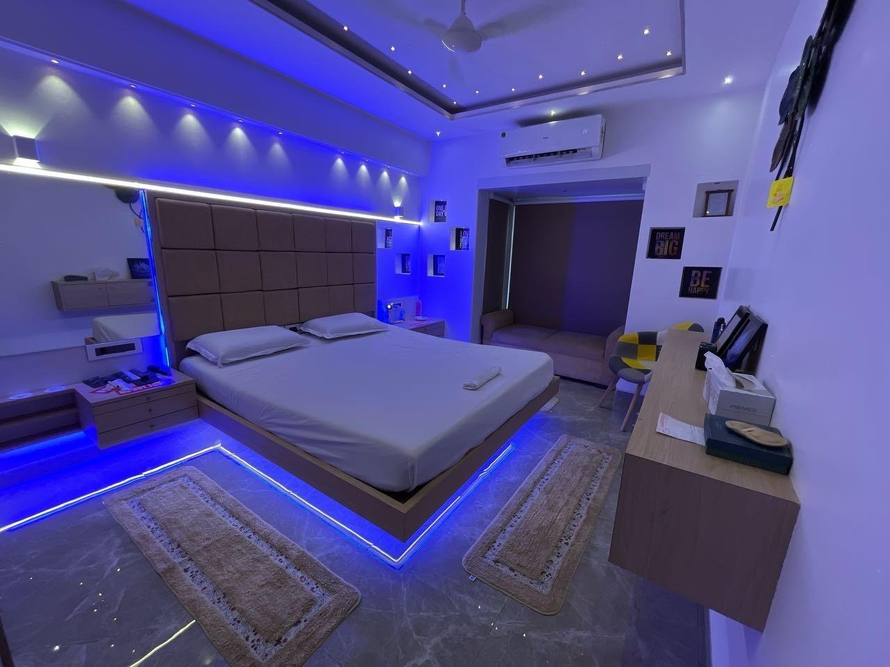 1 BHK + Servant Room Apartment For Rent in Seven Bungalow