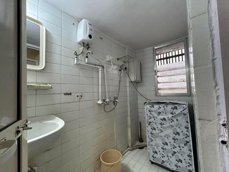 Bathroom, lokhandwala-complex 1 Bedroom 500 Sq.Ft. Apartment In Andheri West Mumbai 9036682