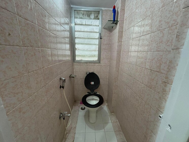 Bathroom, lokhandwala-complex 1 Bedroom 500 Sq.Ft. Apartment In Andheri West Mumbai 9036682