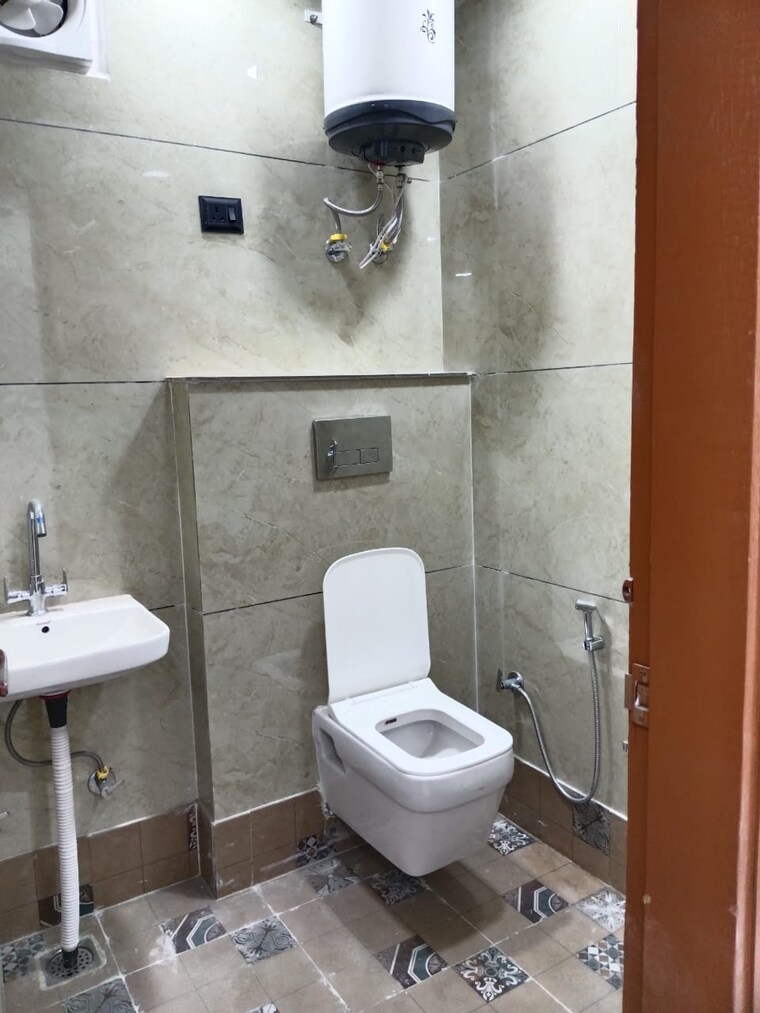 Bathroom, govindpuri 3 Bedroom 900 Sq.Ft. Builder Floor In Govindpuri Delhi 9036698