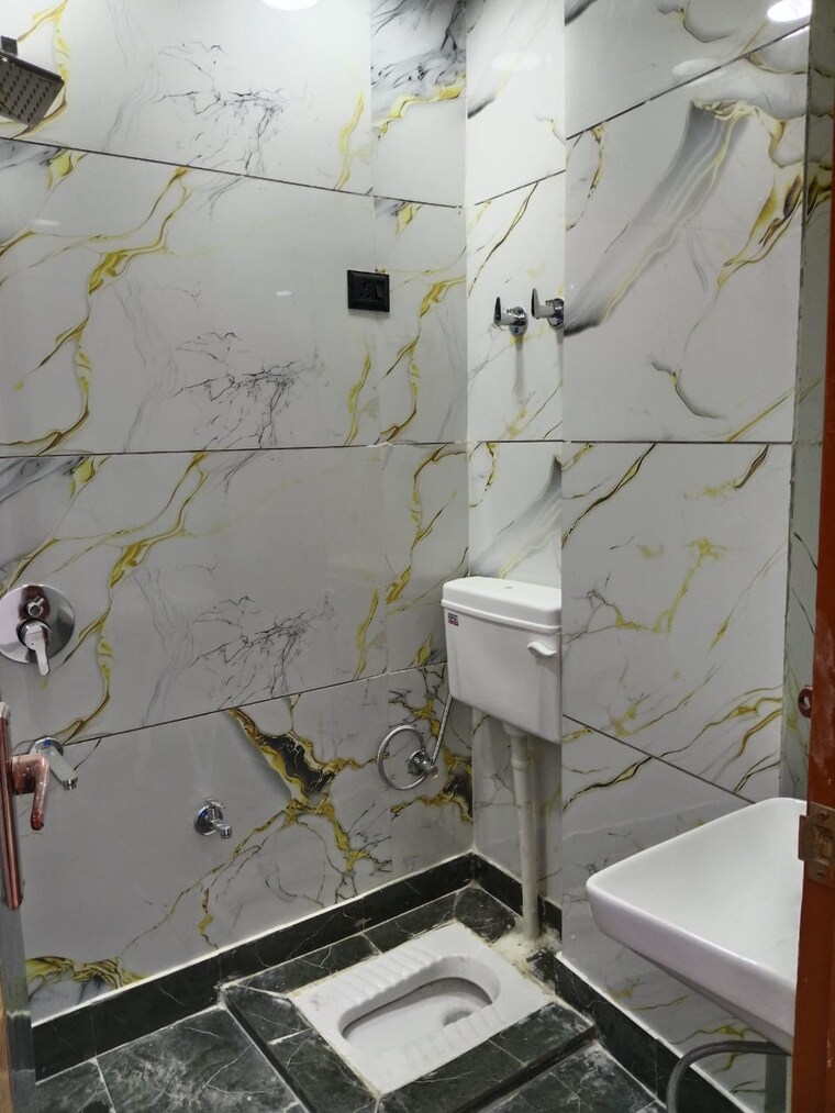 Bathroom, govindpuri 3 Bedroom 900 Sq.Ft. Builder Floor In Govindpuri Delhi 9036698