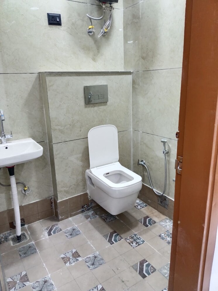 Bathroom, govindpuri 3 Bedroom 900 Sq.Ft. Builder Floor In Govindpuri Delhi 9036698