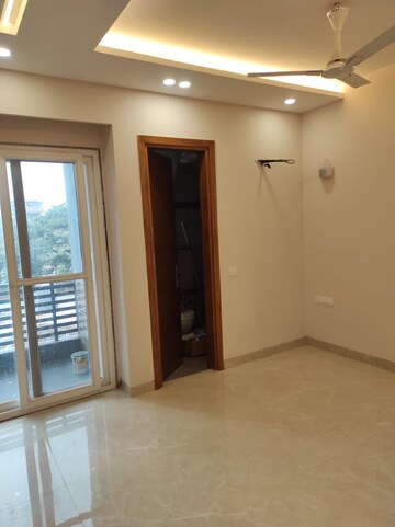 Room in 3 BHK Builder Floor at Sector 14 – for Rent