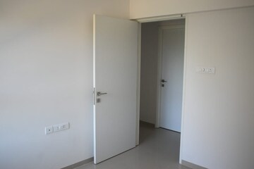 Room in 1 BHK Apartment at Godrej Horizon, Mohammadwadi – for Rent